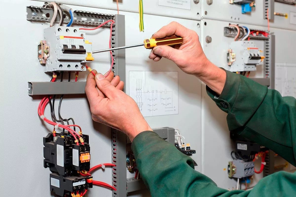Prüfung ortsfester elektrischer Anlagen: Vorschriften, Pflichten und Konsequenzen