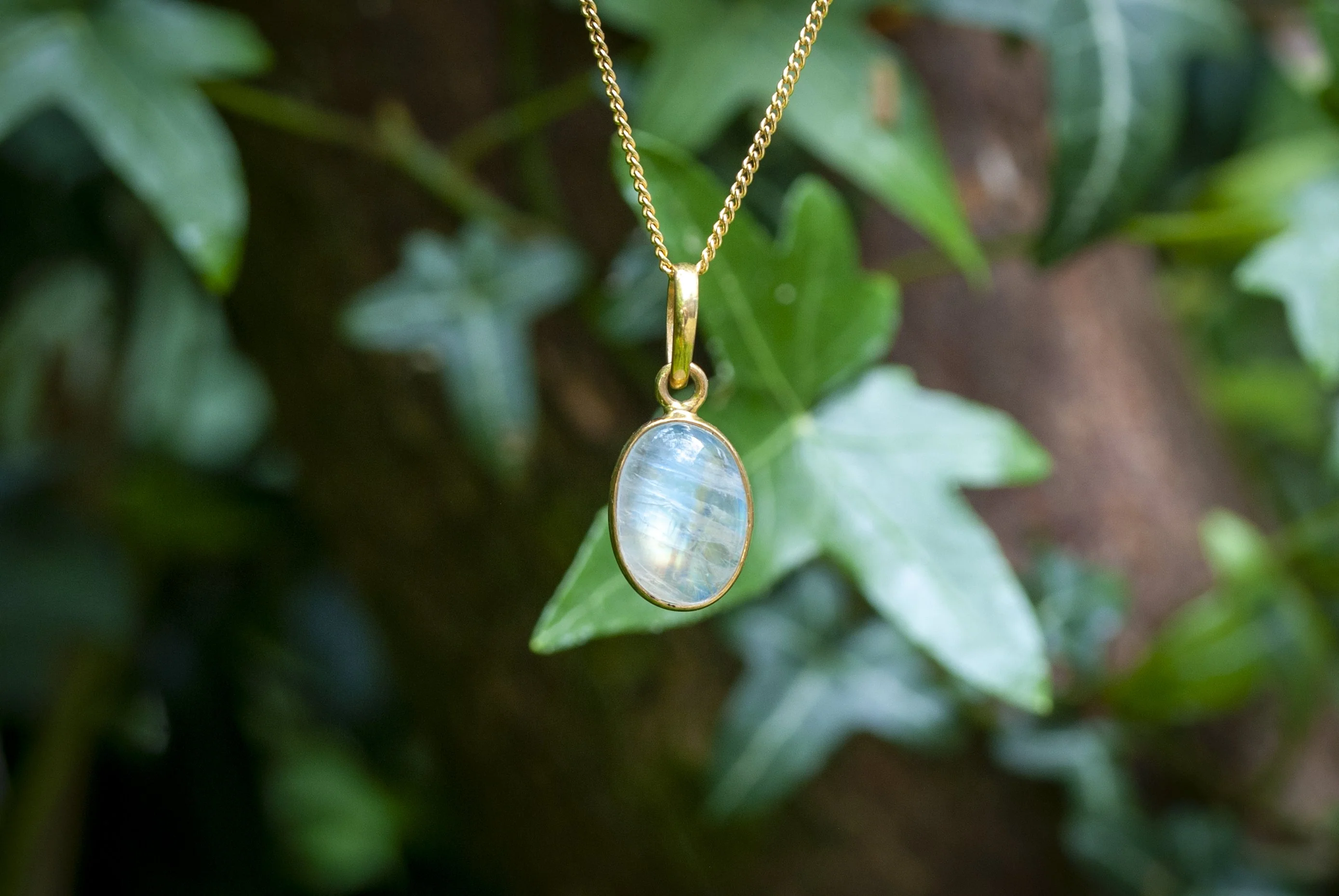 Willkommen bei CrystalScents: Entdecke magischen Edelsteinschmuck für Herz und Seele