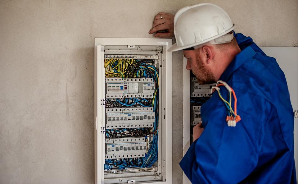 Prüfung ortsfester elektrischer Anlagen: Vorschriften, Pflichten und Konsequenzen