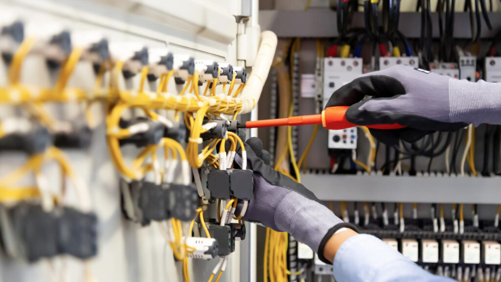 Wie die Prüfung elektrischer Anlagen zur Energieeffizienz beiträgt