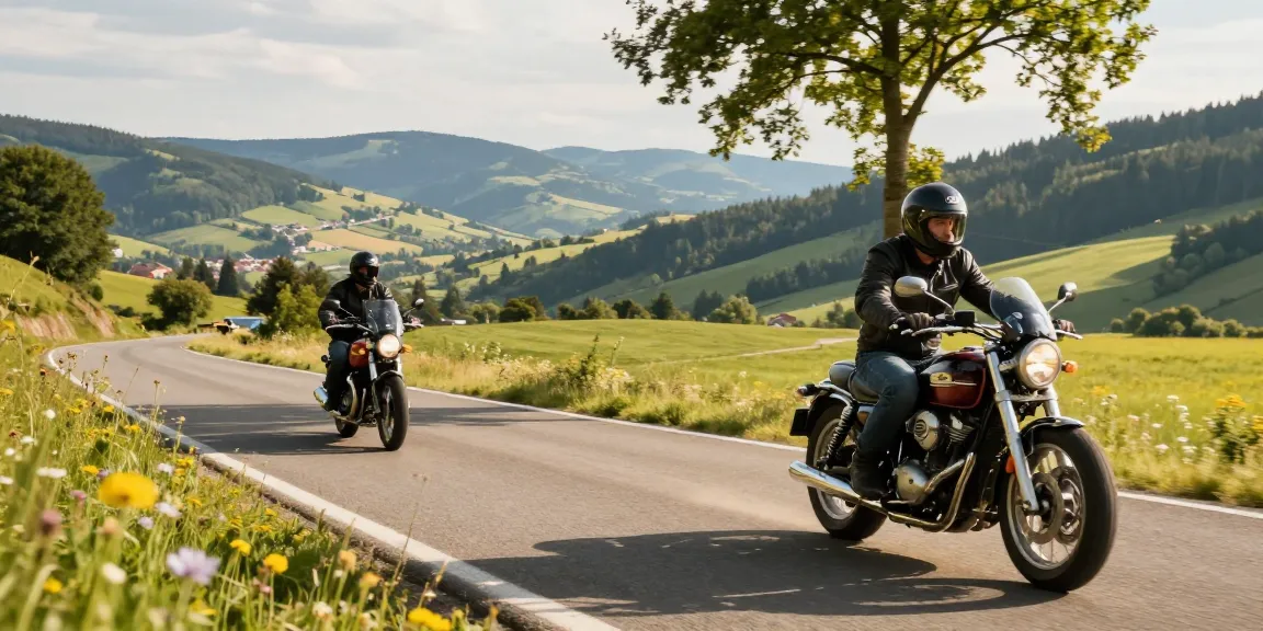 Erleben Sie den Nervenkitzel der besten Straßen Motorradfahren Deutschland mit Motorradfahrern auf einer malerischen Bergstraße.
