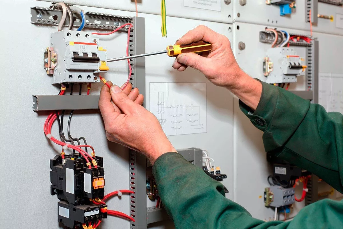 Prüfung ortsfester elektrischer Anlagen: Vorschriften, Pflichten und Konsequenzen